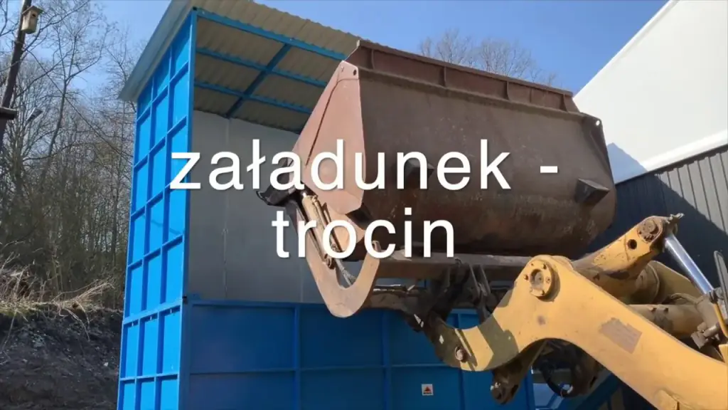 Kadr z filmu: załadunek trocin w zakładzie
